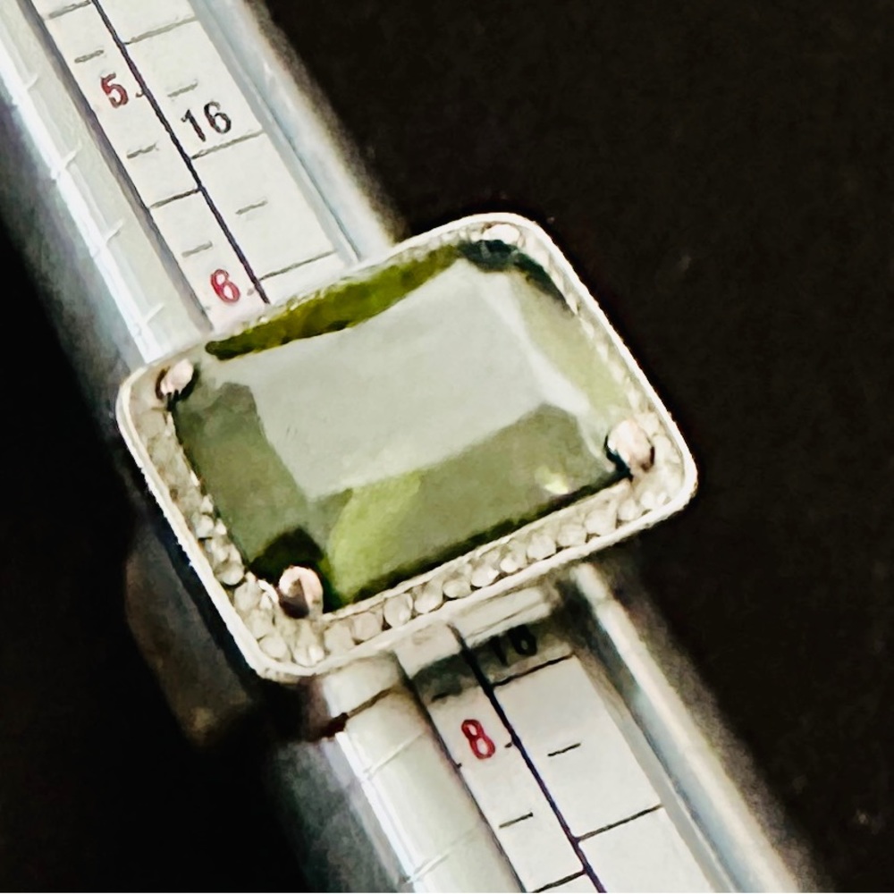 Heavy Silvertone Ring w/Rectangular Green Stone Size 6 ¾
